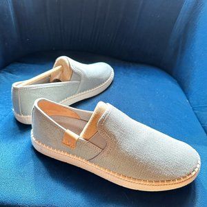 UGG Luciah Shoes - Size 8.5 Women's - Cozy Comfort for Every Season!